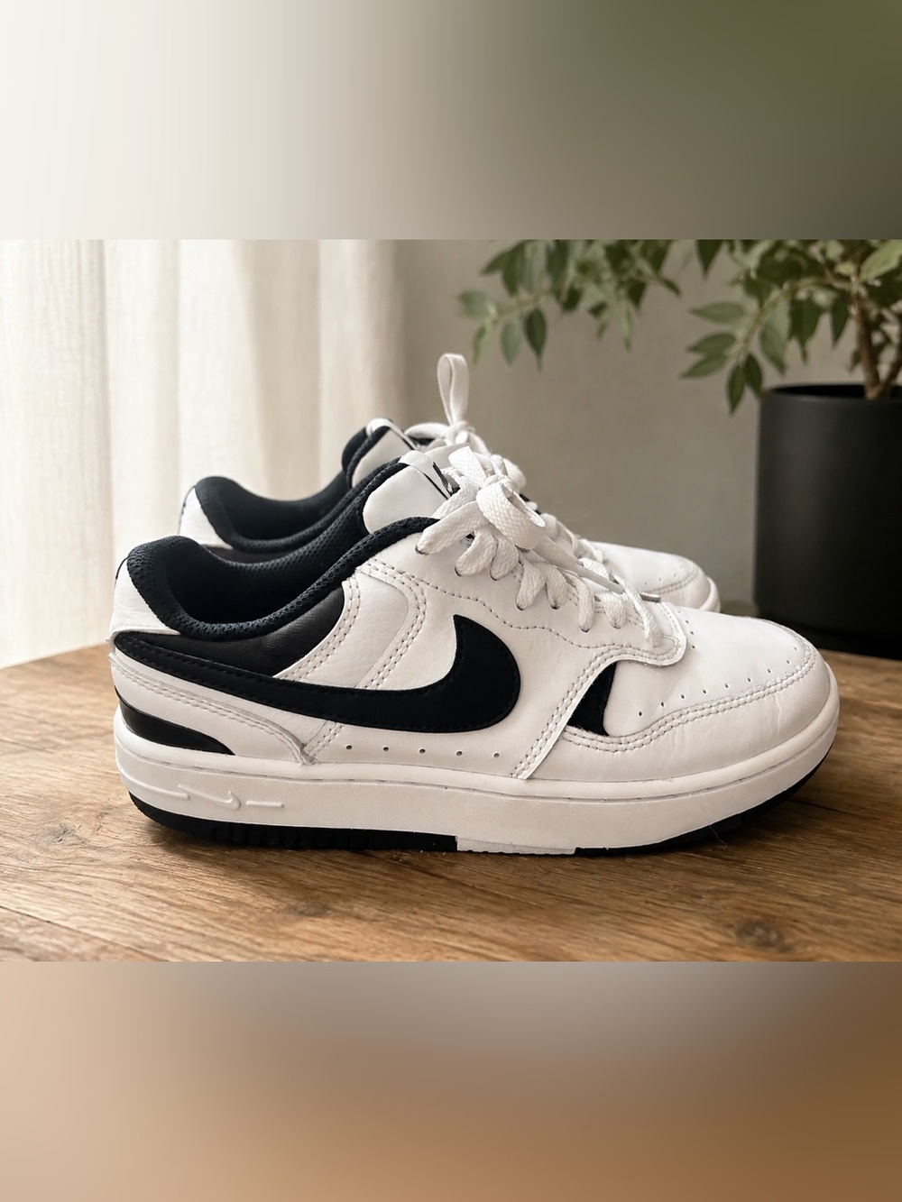 Nike- GAMMA FORCE black and white- women’s 7.5/Jr 6